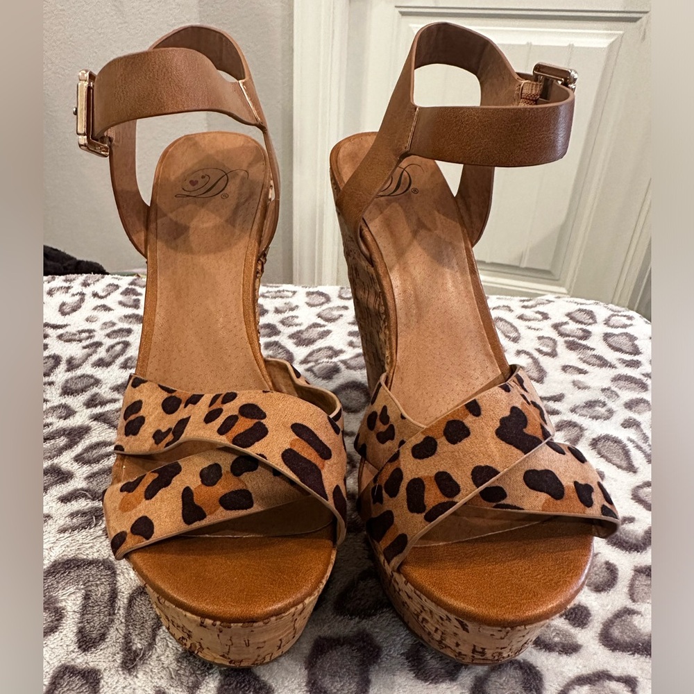 Delicious size 8 wedge shoes